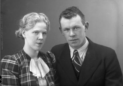 Porträtt av ett par; en dam och en herre. Ateljefoto.