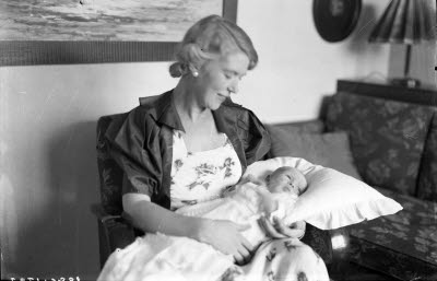 Porträtt av en kvinna och ett barn. Dopkort.