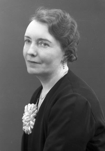 Porträtt av en dam. Ateljefoto.