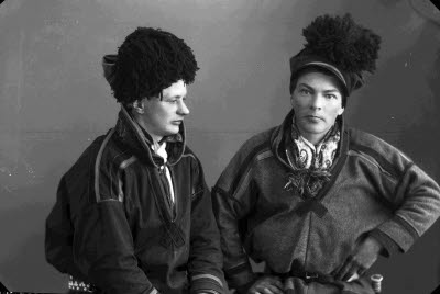 Porträtt av två herrar i samedräkter. Ateljefoto.