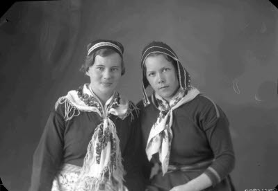 Porträtt av två damer i folkdräkt. Ateljefoto.