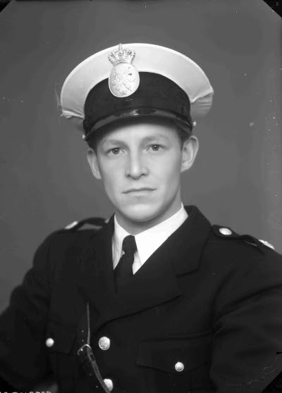 Poliskonstapel; porträtt av en herre i polisuniform.