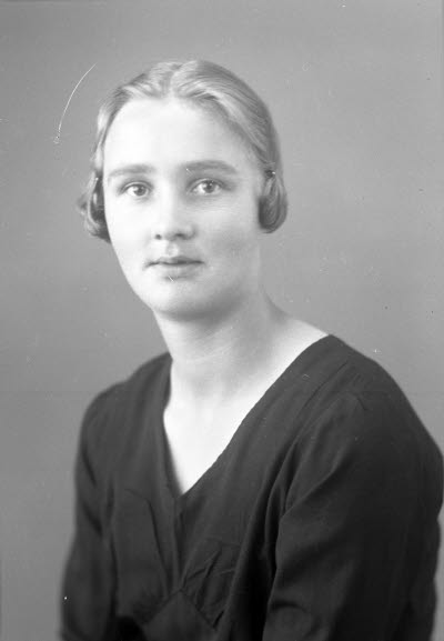 Porträtt av en dam. Ateljefoto.