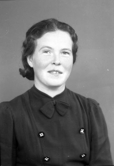 Porträtt av en dam. Ateljefoto.