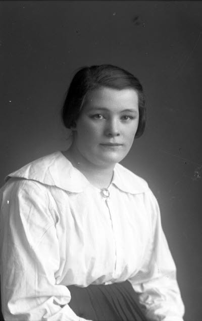 Porträtt av en ung dam. Ateljefoto.