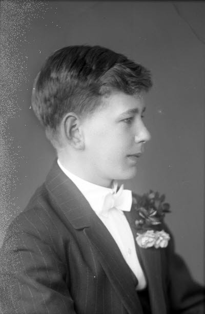 Porträtt av en pojke. Konfirmation. Ateljefoto.