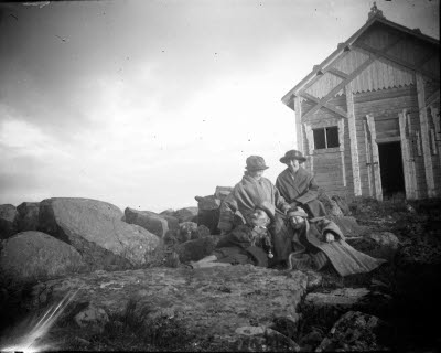 Toppstugan; utflykt; en herre, tre damer. Oidentifierade.