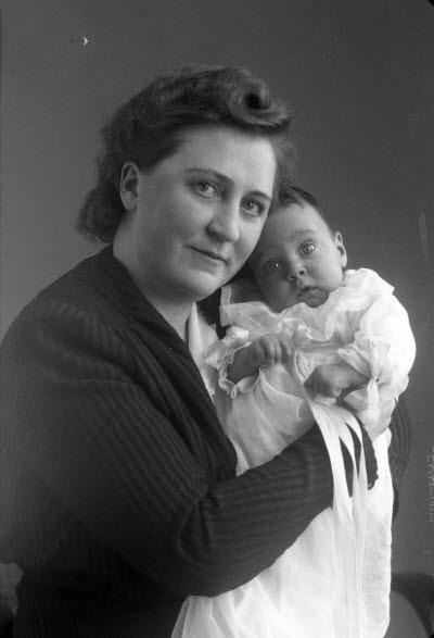 Porträtt av en dam och ett spädbarn; mor och barn. Ateljefoto.