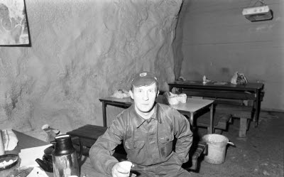 Gruvstuga. En herre.