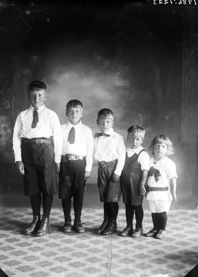 Porträtt av fem barn. Ateljefoto.