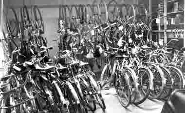 Cyklar; cykel- förråd, verkstad. Transportmedel; fortskaffningsmedel.