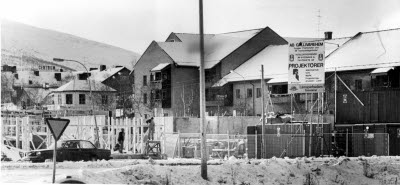 Postlokaler och bostadslägenheter under uppbyggnad. Postgatan/Hantverkaregatan, Gällivare. T.h. Enens Servicehus