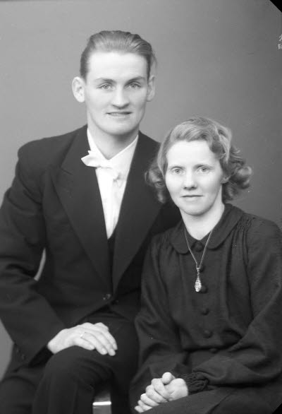 Porträtt av ett par; en herre och en dam. Ateljefoto. 