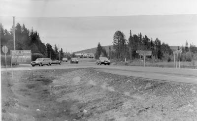 Korsningen Killingi/Skaulo. Ortnamnsmärken; vägskyltar. Personbilar.