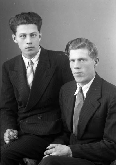 Porträtt av två herrar. Ateljefoto.