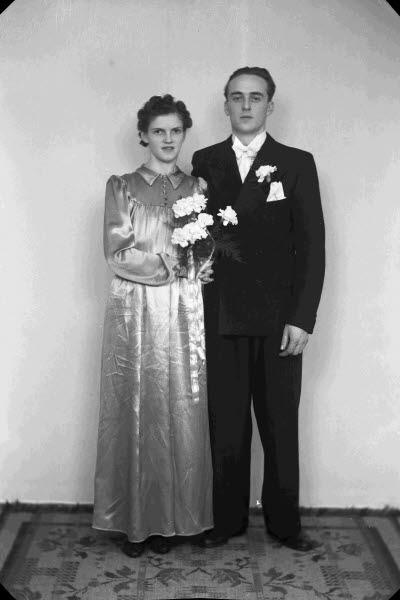 Porträtt av ett brudpar. Ateljefoto.