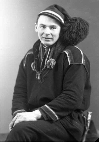 Porträtt av en herre i samedräkt. Ateljefoto.