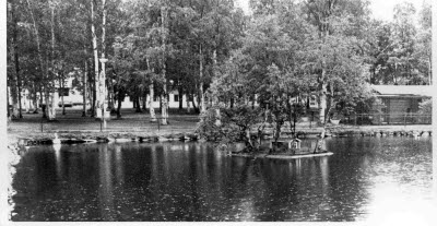 Svanparken, Malmberget. Damm, fågelhus, voljär.