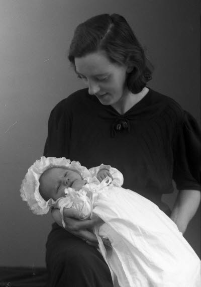 Porträtt av en dam och ett barn; mor och barn. Ateljefoto.