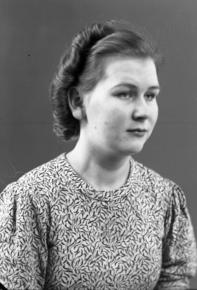 Porträtt av en dam. Ateljefoto.