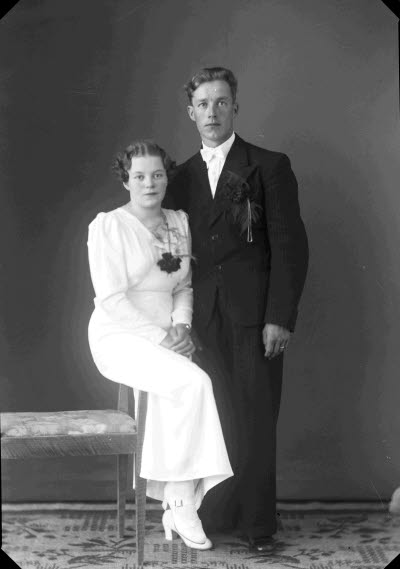 Porträtt av ett brudpar. Ateljefoto.