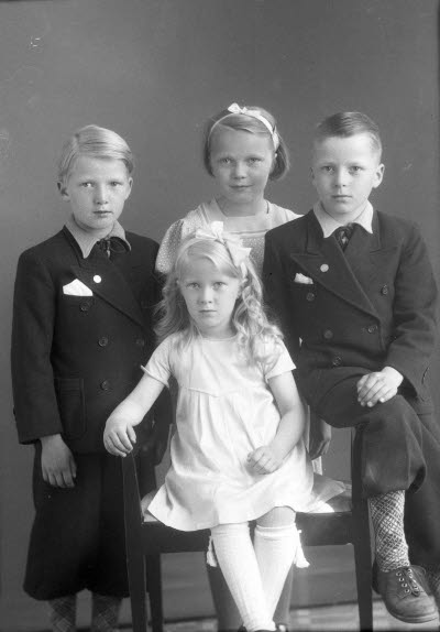 Porträtt av fyra barn, två pojkar och två flickor. Ateljefoto.