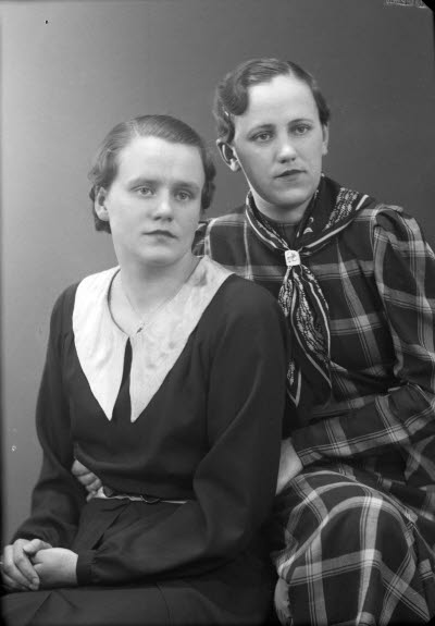 Porträtt av två damer. Ateljefoto.