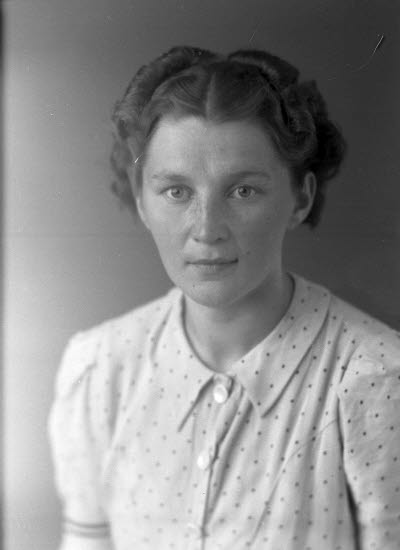 Porträtt av en dam. Ateljefoto.