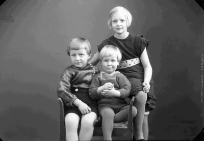 Porträtt av tre barn. Ateljefoto.