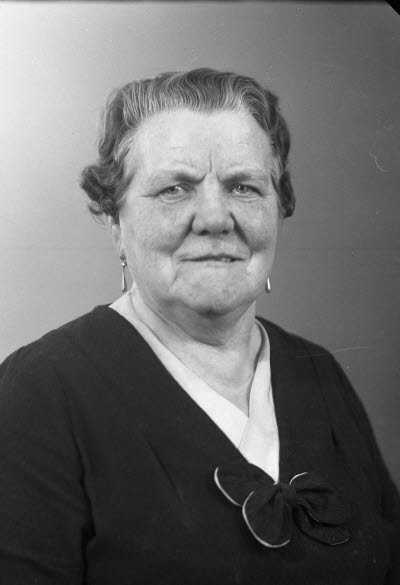 Porträtt av en dam. Ateljefoto.