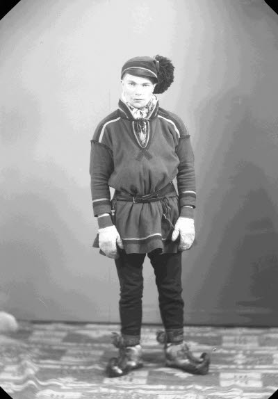 Porträtt av en herre i samedräkt. Ateljefoto.