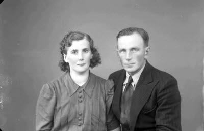 Porträtt av ett par; en herre och en dam. Ateljefoto.