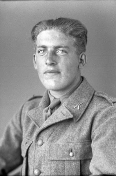 Militär: fältpost 10233.