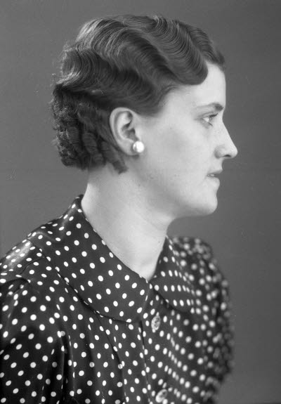 Porträtt av en dam. Ateljefoto.