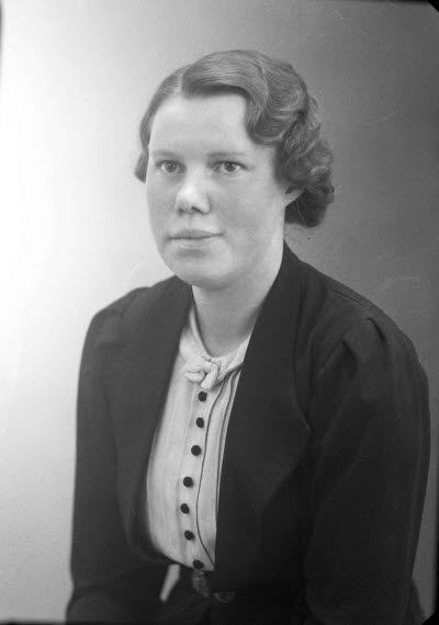 Porträtt av en dam. Ateljefoto.