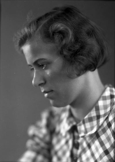 Porträtt av en dam. Ateljefoto.