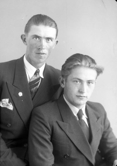 Porträtt av två herrar. Ateljefoto.