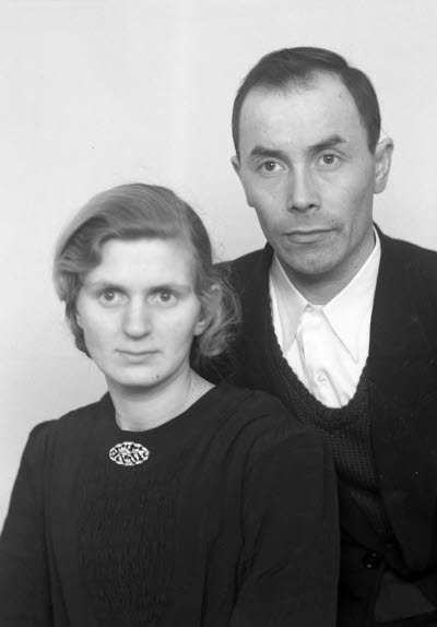 Porträtt av ett par; en herre och en dam. Ateljefoto.