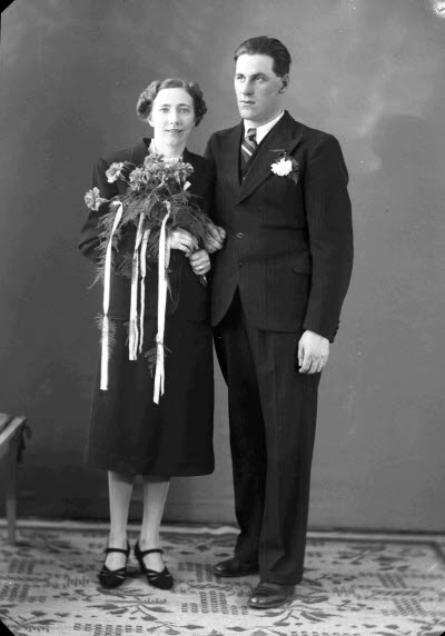 Porträtt av ett brudpar. Ateljefoto.