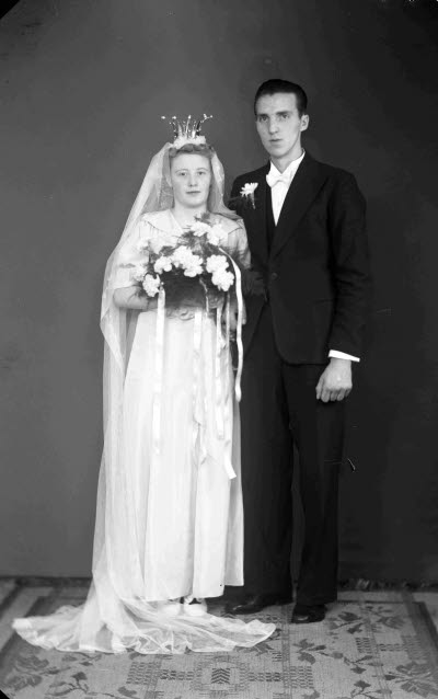 Porträtt av ett brudpar. Ateljefoto.