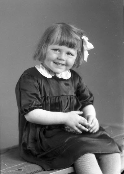 Porträtt av ett barn; en flicka. Ateljefoto.