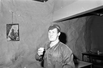 Gruvstuga. En herre.