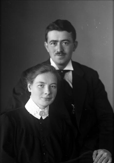 Porträtt av ett par. Ateljefoto.