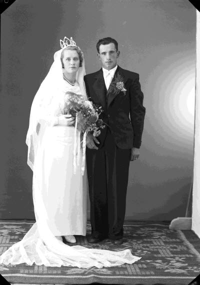 Porträtt av ett brudpar. Ateljefoto.