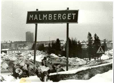 Vägskylt; ortnamsmärke "Malmberget". Västra Malmberget.