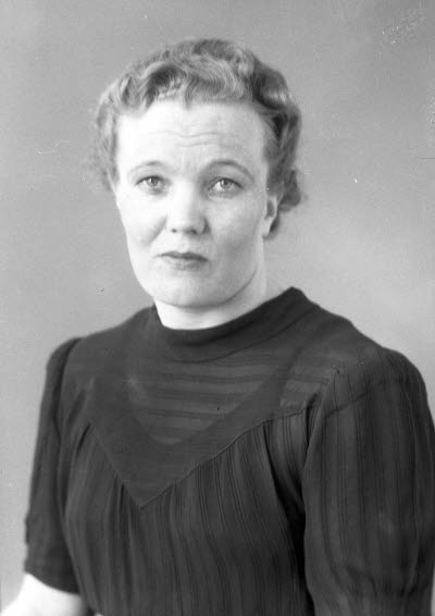 Porträtt av en dam. Ateljefoto.