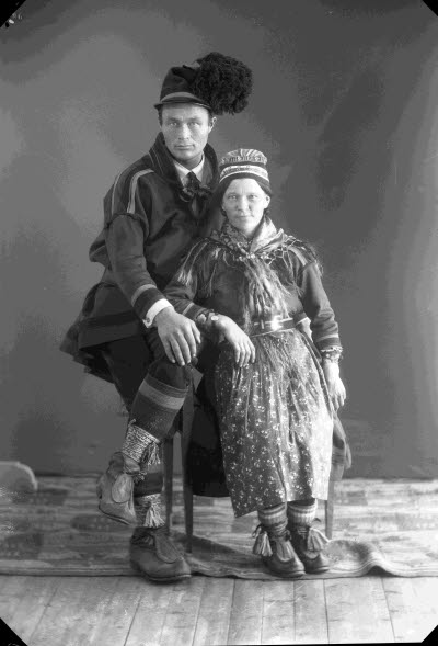 Porträtt av ett par i samedräkter. Ateljefoto.