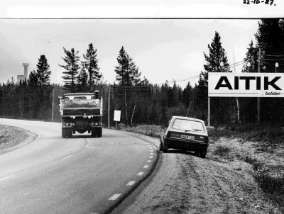 E 10:an Gällivare. Vägskylt AITIK; Boliden. Lastbil. personbil.
