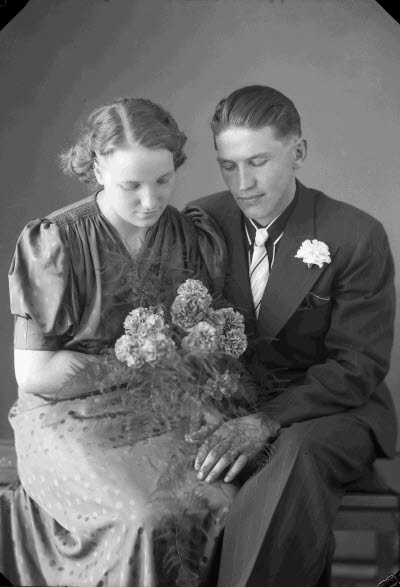 Porträtt av ett brudpar. Ateljefoto.