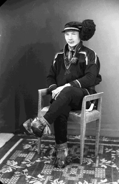 Porträtt av en herre i samedräkt. Ateljefoto.